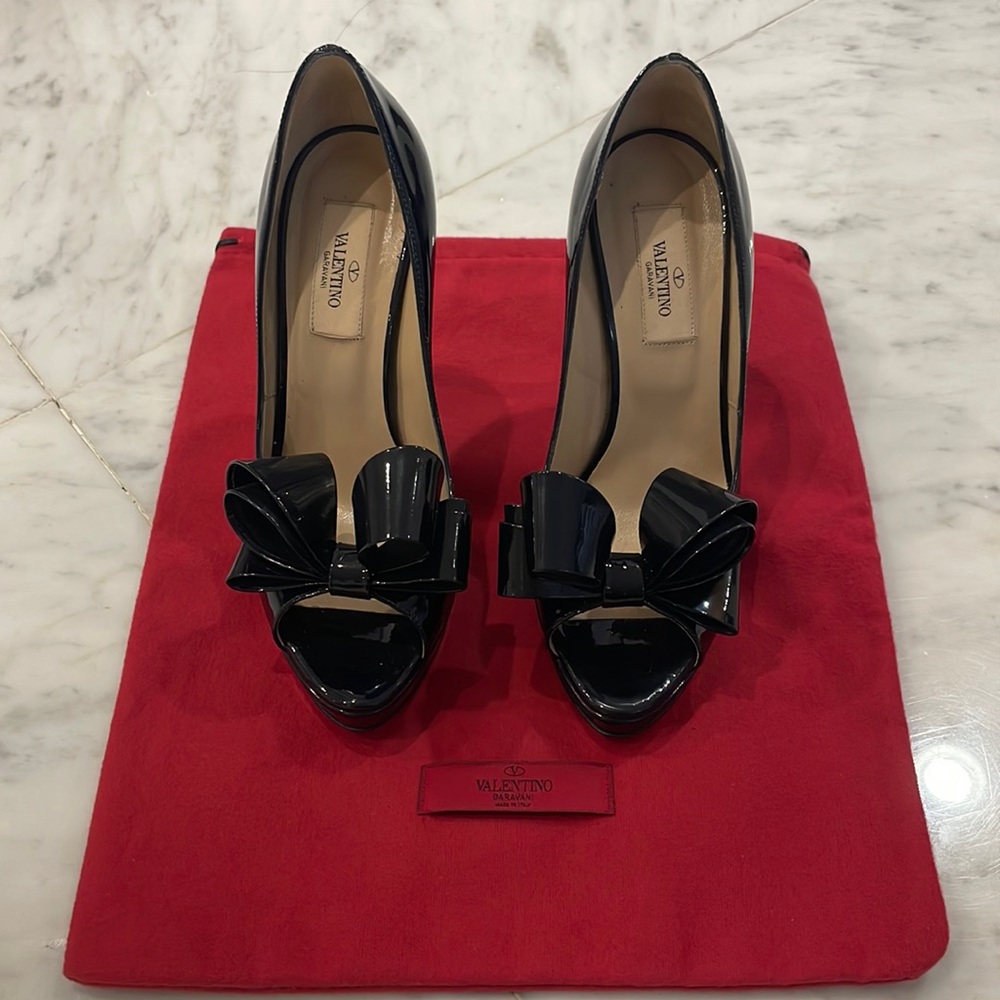 Valentino bow patent leather peep toe pumps